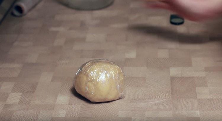 We wrap the finished dough with cling film and send it to the refrigerator.