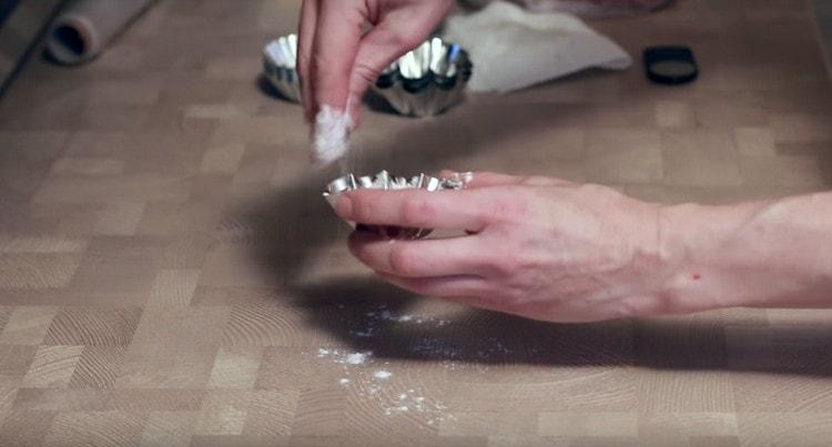Sprinkle the tartlets with flour.