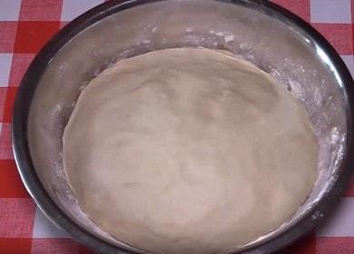 Nous préparons la pâte à levure sur du kéfir, tendre comme duvet, selon la recette avec photo.