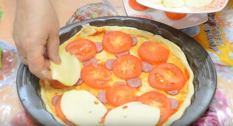Tranches de mozzarella sur les tomates.