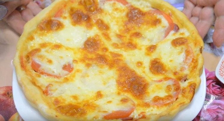 Como puede ver, tal masa en agua para pizza sin levadura no es peor que la opción de levadura.