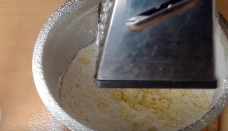 Rallar la mantequilla fría en una harina.