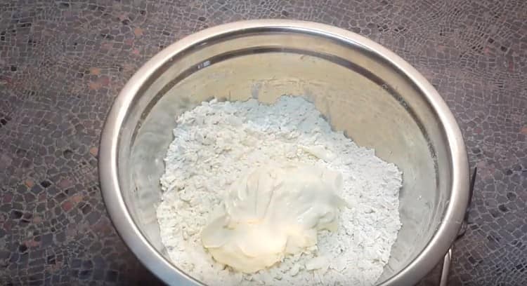 Agregue crema agria a la mantequilla y las migas de harina.