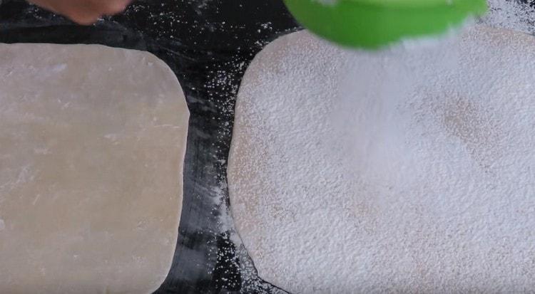 Saupoudrez chaque couche de pâte avec de la farine et superposez-la.