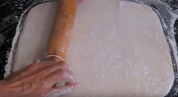 Sprinkle a pile of dough with a mixture of flour and starch and roll out again.