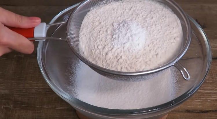 Tamizar la harina con sal.