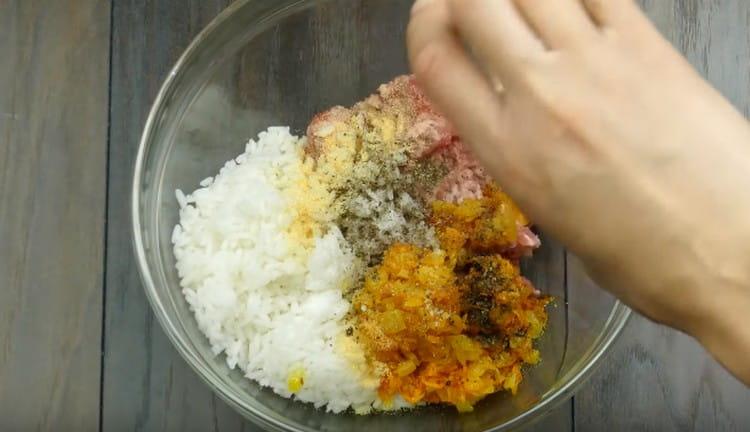 Dans un bol, mélanger la viande hachée, les oignons avec les carottes, le sel et les épices.