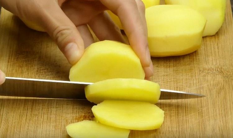 Couper les pommes de terre en fines tranches.