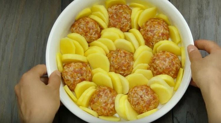 Mettez les pommes de terre dans la forme entre les boulettes de viande.
