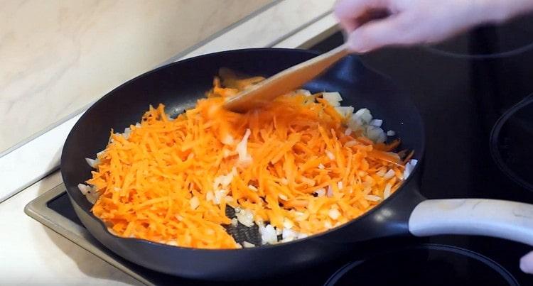Agregue zanahorias a la cebolla y fría.