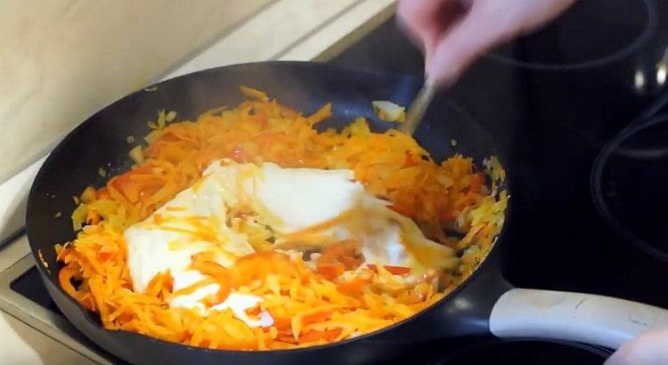 Now add sour cream to the pan.