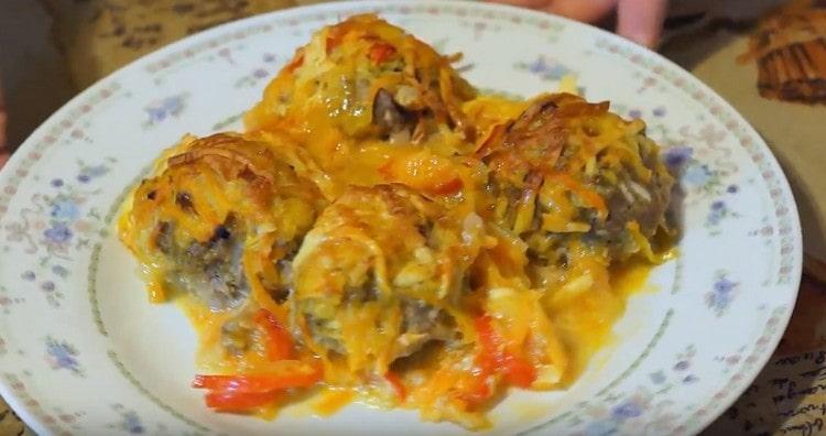 Boulettes de viande. cuit au four dans une sauce à la crème sure sera tout simplement parfait avec n'importe quel plat d'accompagnement.