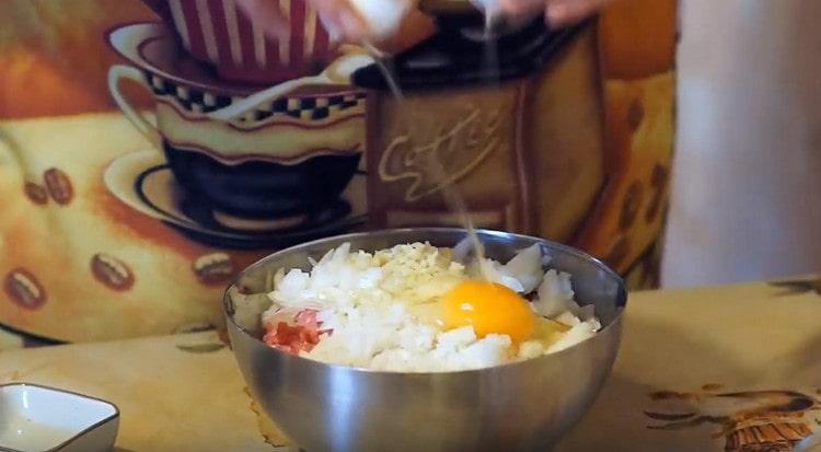 batir el huevo con la carne picada, agregar sal y pimienta.