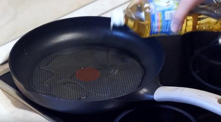 We heat the pan, pour the vegetable oil.