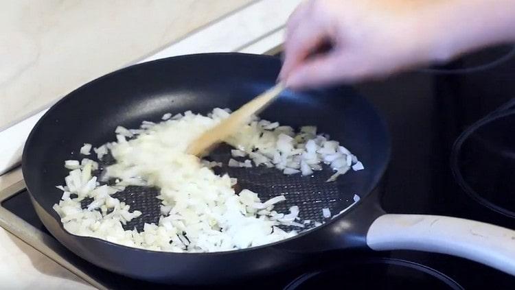 Freír la cebolla primero.