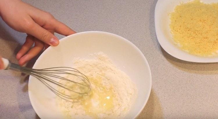 Mix the butter with flour.