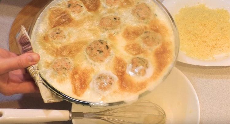 In the butter-flour mixture, pour the hot milk from the form with meatballs.