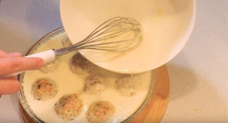 Versez les boulettes de viande avec la sauce finie et remettez-les au four.