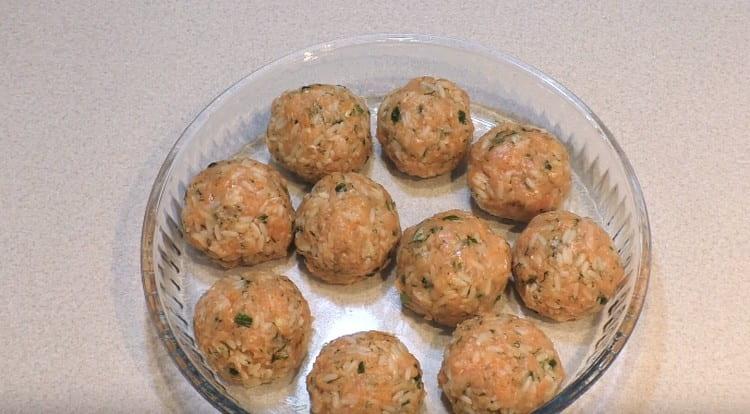 We form meatballs and put them in a baking dish.