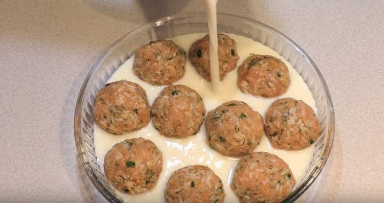 Pour the meatballs with milk.