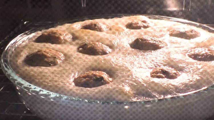 Cuando la leche sube con espuma al hornear albóndigas, baje la temperatura.