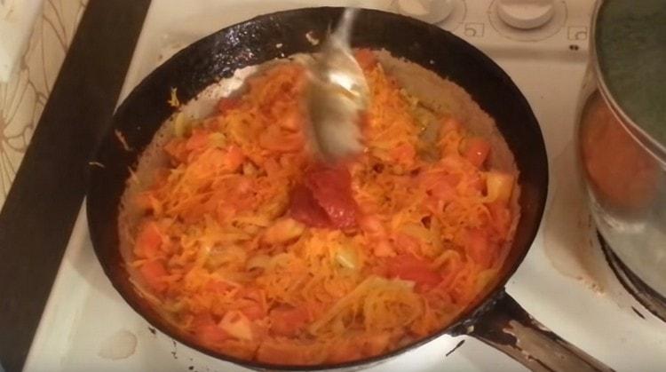 Ajouter la pâte de tomate aux légumes mous.