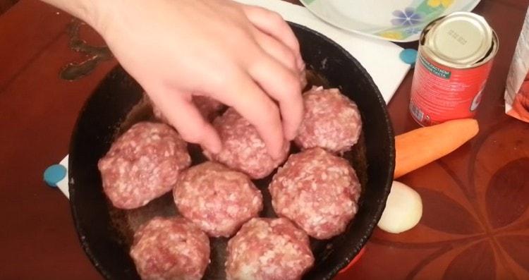 We form meatballs from minced meat and put them into a baking dish.