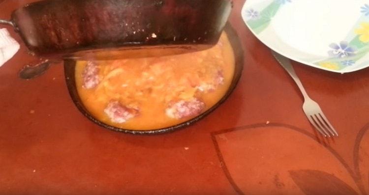 Verser les boulettes de viande dans le moule.