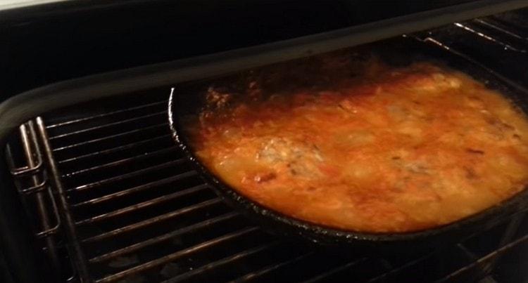 las albóndigas cocinadas con salsa al horno de acuerdo con esta receta complementarán perfectamente cualquier guarnición.