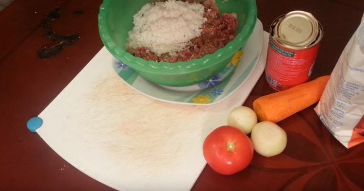 Ajouter l'oignon haché et le riz à la viande.