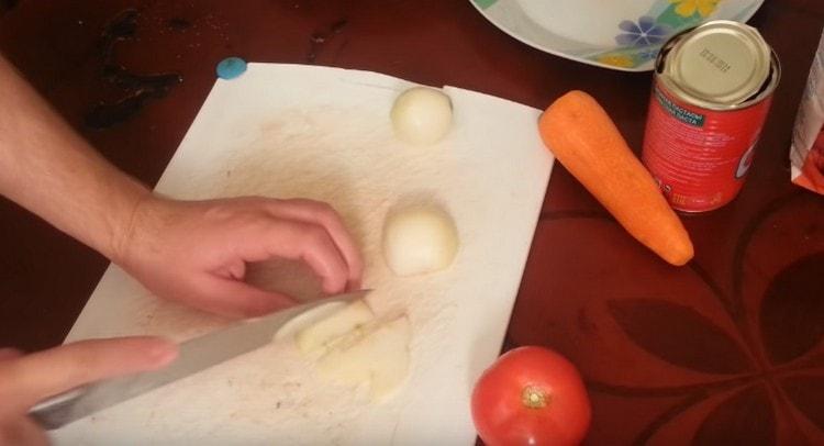 Couper l'oignon en demi-rondelles.