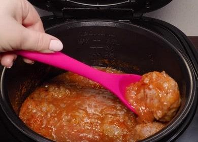 We cook delicious meatballs in a slow cooker according to a step-by-step recipe with a photo.