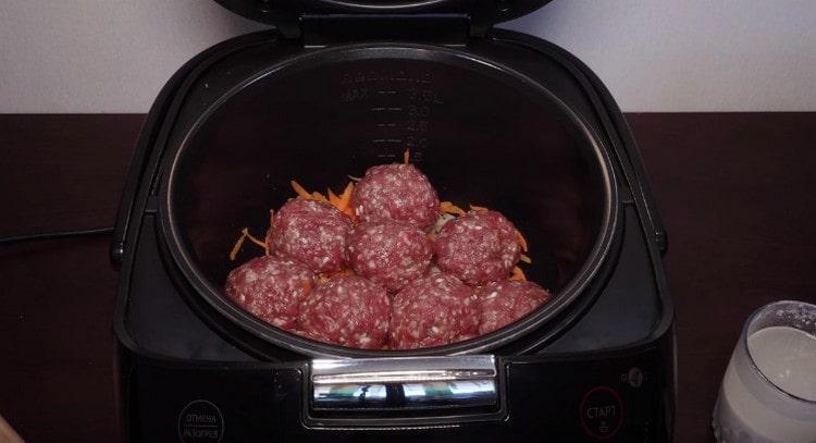 Nous mettons des boulettes de viande sur les légumes.