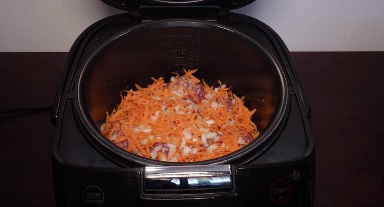 Close the meatballs with a layer of the remaining vegetables.