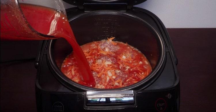 Pour the contents of the multicooker with a mixture of water and flour, as well as tomato sauce.