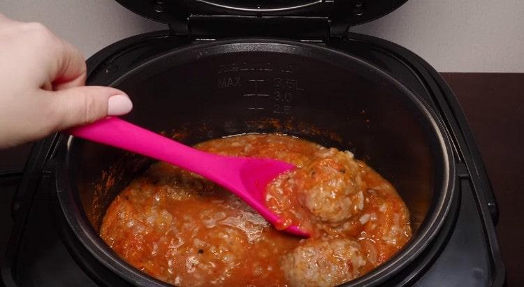 Las albóndigas cocinadas en una olla de cocción lenta son jugosas y tiernas.