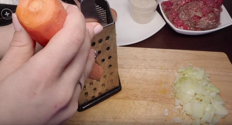 Frottez les carottes sur une râpe.