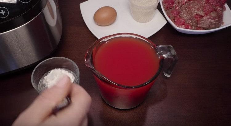 Por separado, criamos harina en un vaso de agua.