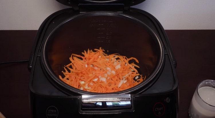 Étalez la moitié des oignons et des carottes dans le bol multicuiseur.