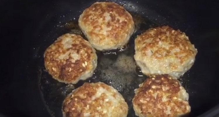 Fry meatballs in a slow cooker in frying mode.