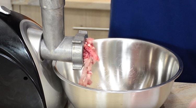 Prebacite meso kroz mlin za meso.