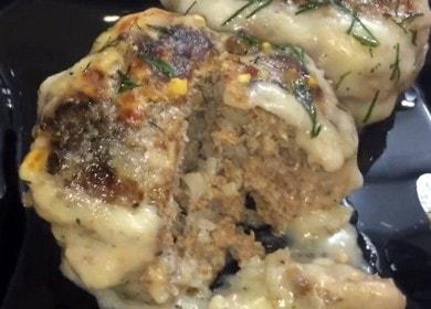 Boulettes de viande délicates dans une sauce à la crème sure: cuire selon la recette avec des photos étape par étape.