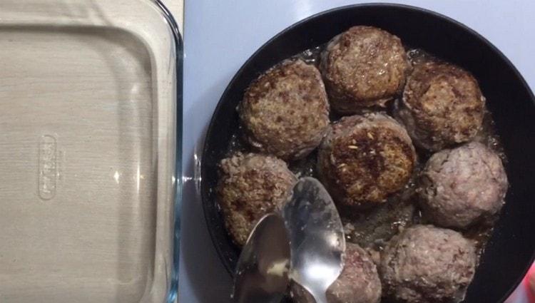 Faire frire les boulettes de viande des deux côtés.