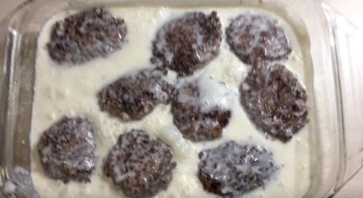 Pour the meatballs in the mold with sour cream sauce.