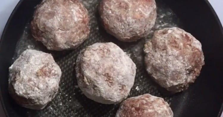 Roll the meatballs in flour and spread them in a frying pan.