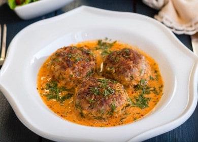 How to learn how to cook delicious meatballs in a sour cream sauce in a pan 🥩