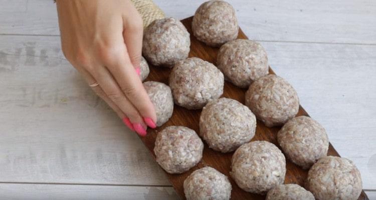 Il est conseillé d'enduire les boulettes de viande avec de l'huile végétale.