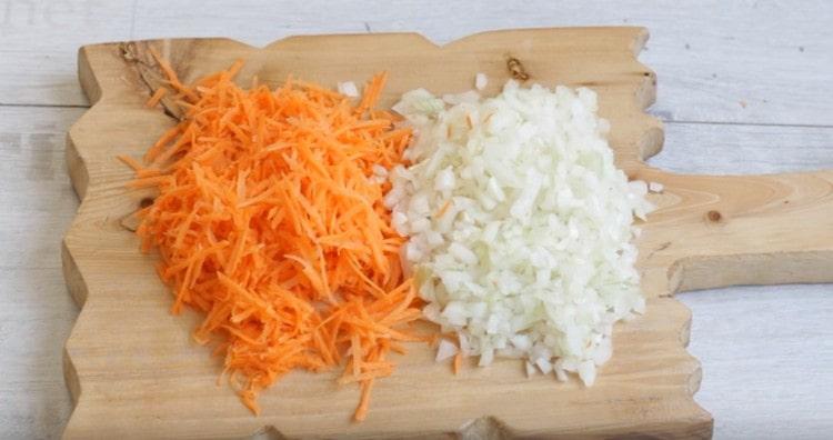 râpez les carottes, hachez finement l'oignon.