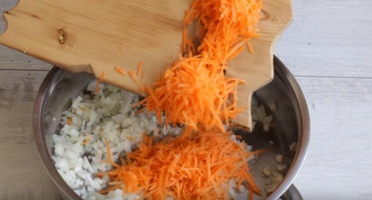 Faire frire les oignons et les carottes dans une poêle.
