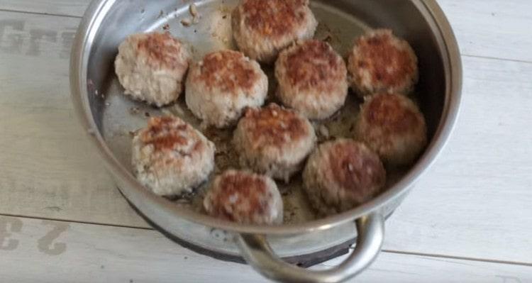 First we fry the meatballs in a separate pan.
